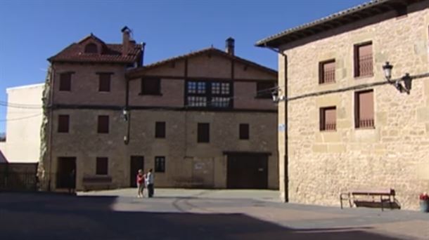 Este municipio de la Cuadrilla de Rioja Alavesa esta a 694 metros de altitud.