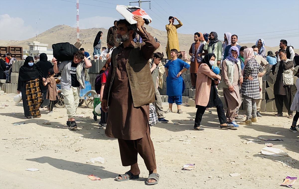 Afganistango herritarrak Kabulgo aireportuan, herrialdea uzteko aukera baten zain.