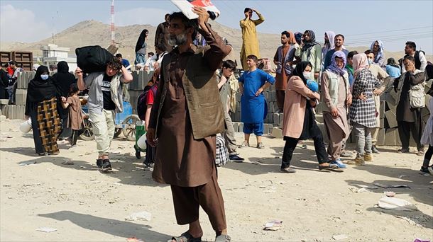 Civiles afganos aguardan en el aeropuerto de Kabul por una oportunidad para dejar el país. 