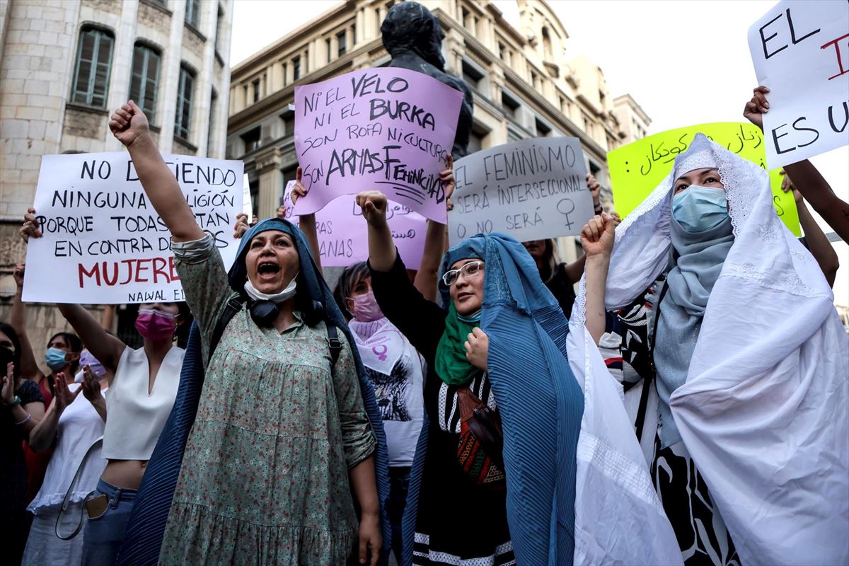 Mujeres afganas protestan ante la sede de la ONU en Barcelona