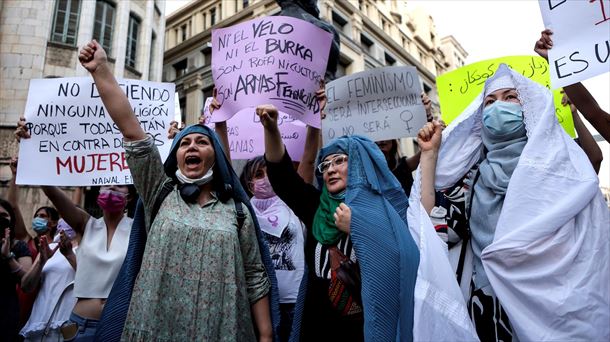 Mujeres afganas protestan ante la sede de la ONU en Barcelona