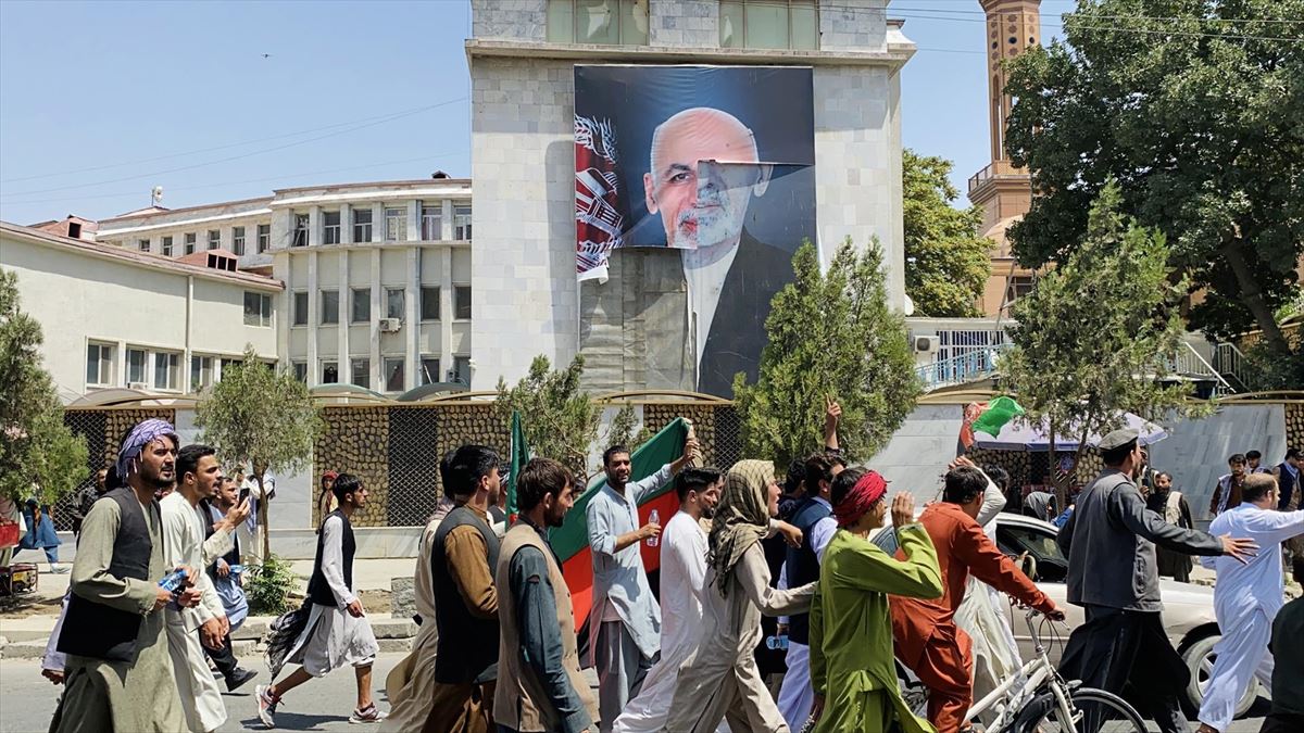 Hainbat afganiar Kabulen, Independentziaren Eguna ospatzen. 