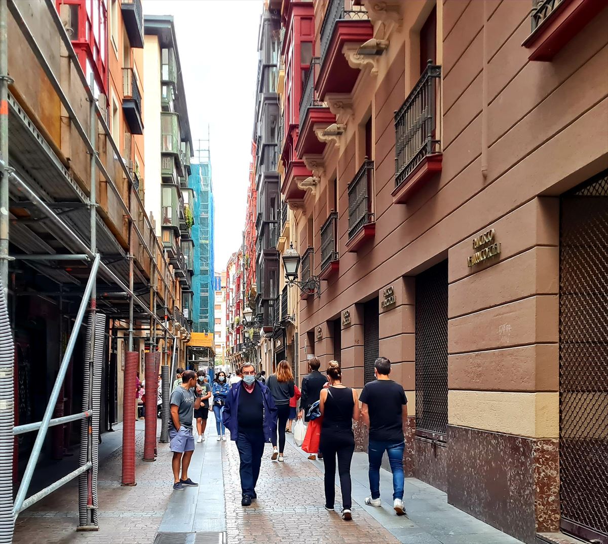 Varias personas transitando por las siete calles de Bilbao