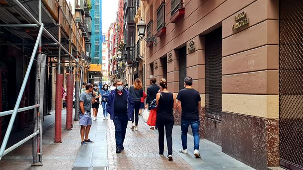 Varias personas paseando por Bilbao