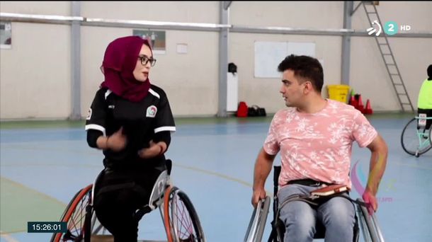 Nilofar Bayat jugando al baloncesto. 