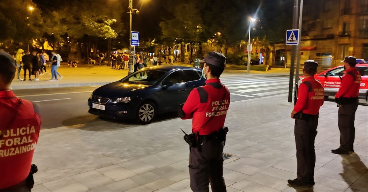 Lanzan objetos a los policías que iban a desalojar una calle del centro de Pamplona