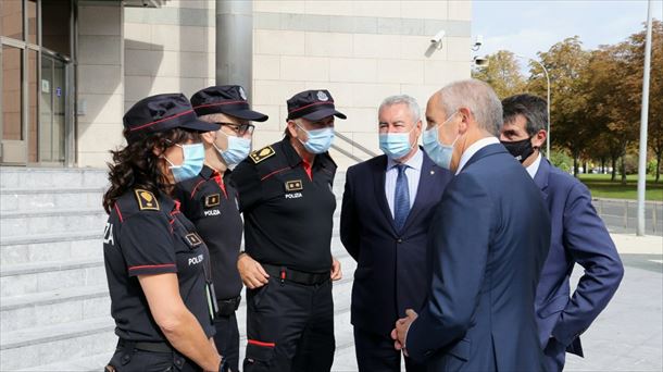 El consejero Erkoreka, con agentes de la Ertzaintza. 