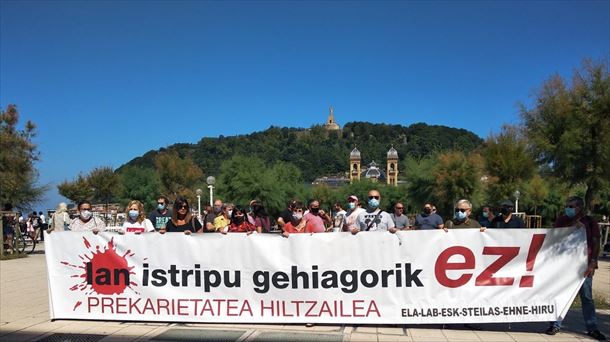 Varias decenas de personas se han concentrado en San Sebastián. Foto: LAB