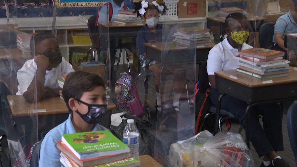 Niños en las aulas con la mascarilla. Imagen: EITB Media