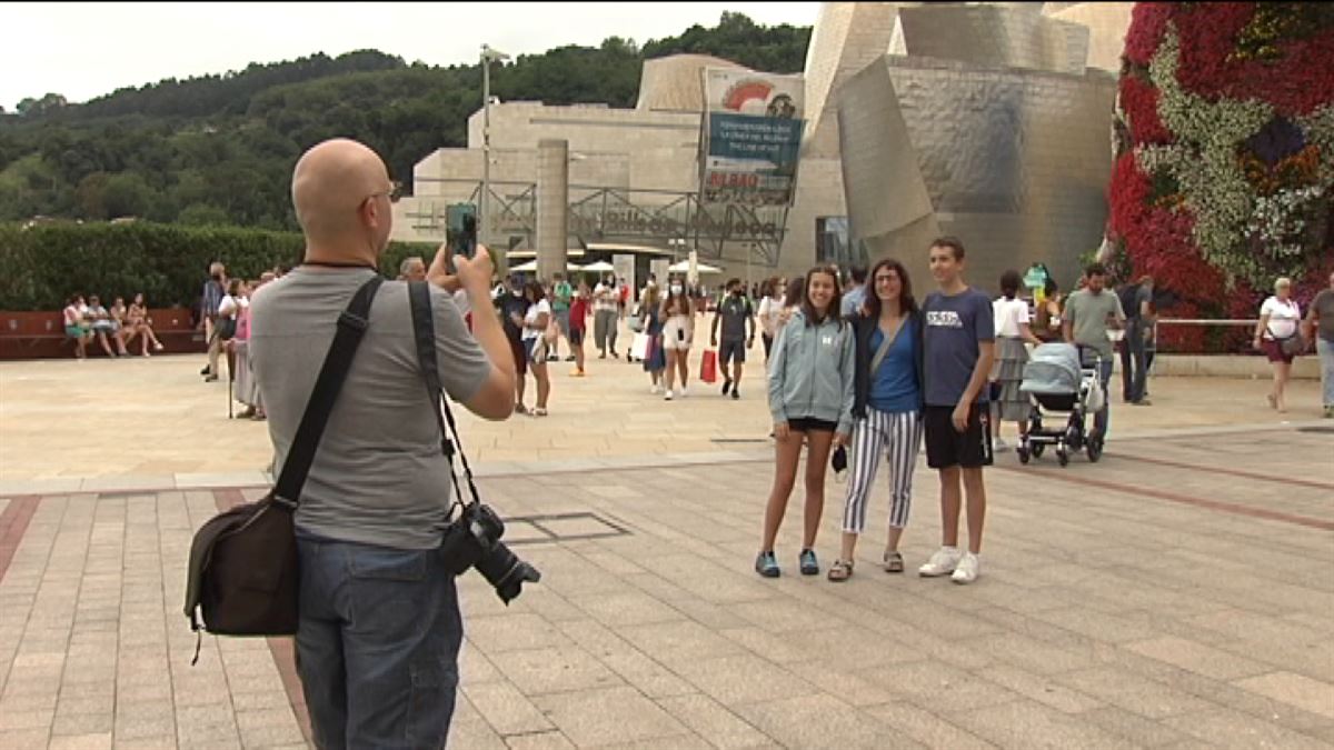 Turistas. Imagen obtenida de un vídeo de EITB Media.