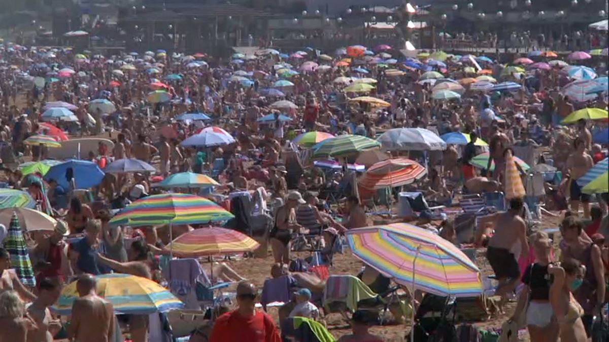 Playa llena de gente. Imagen: EITB Media