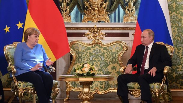 Vladimir Putin y Angela Merkel, en la reunión que han tenido este viernes en Moscú. Foto: EFE