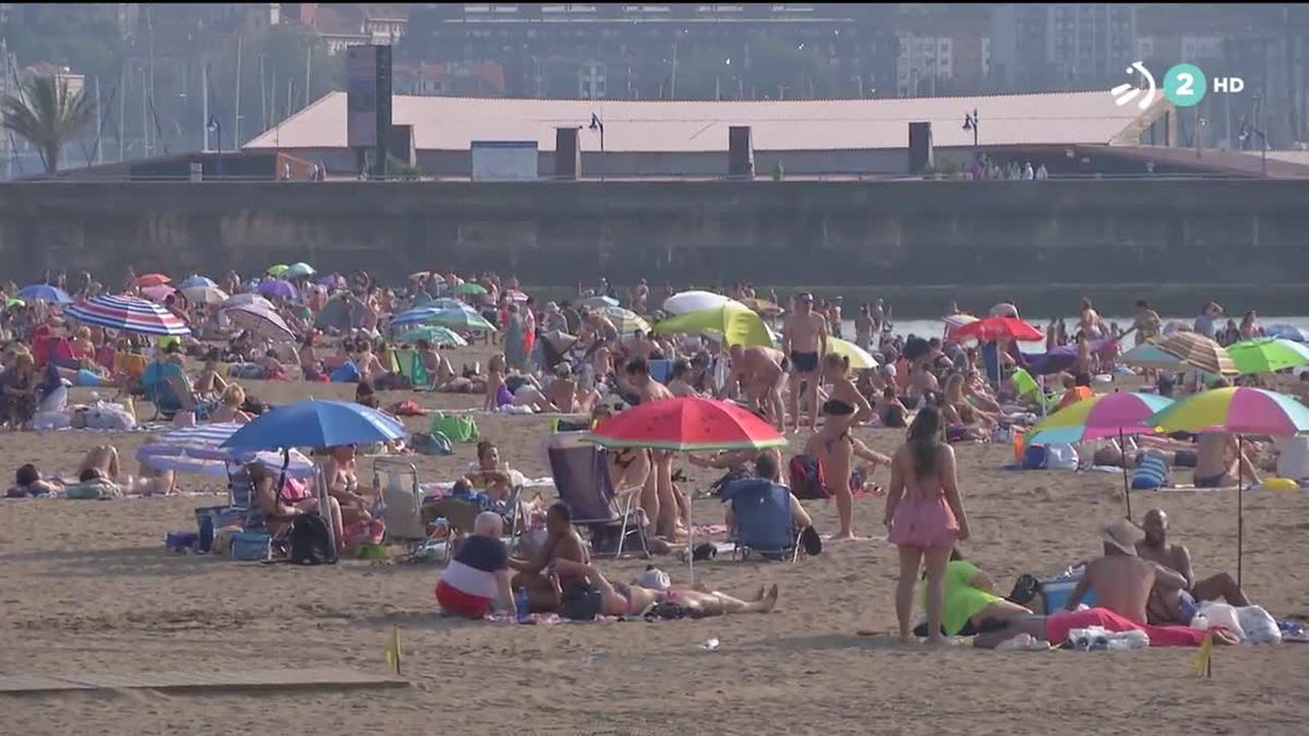 El buen tiempo anima a multitud de personas a acercarse a las playas, por segundo día consecutivo
