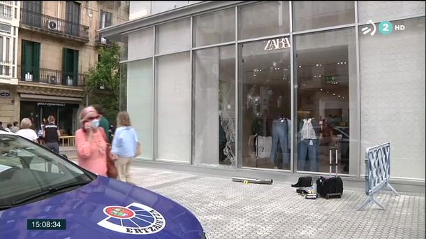 El escaparate de una tienda, hecho pedazos