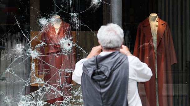 Escaparate dañado por los incidentes del fin de semana pasado en San Sebastián. 