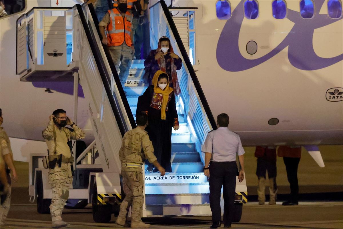 Ciudadanos afganos salen del avión que les trasladó hasta la base aérea de Torrejón de Ardoz. EFE 