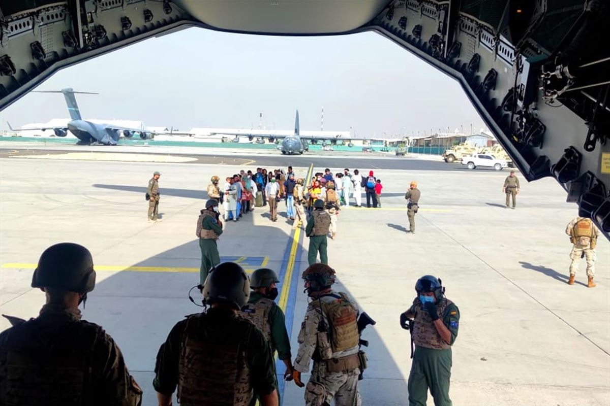 Un avión del Ejército español traslada a un grupo de refugiados afganos. Foto: EFE