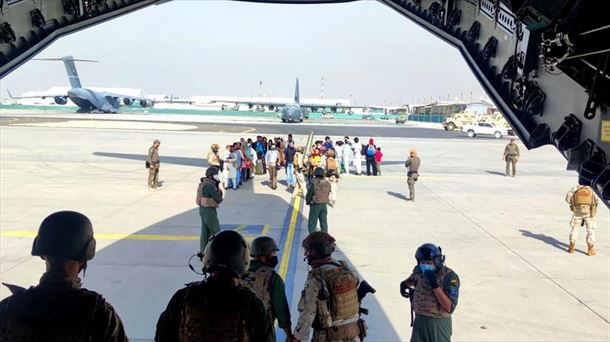 Un avión del Ejército español traslada a un grupo de refugiados afganos. Foto: EFE