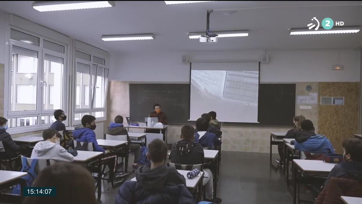 Estudiantes en un aula. Imagen obtenida de un vídeo de EITB Media.