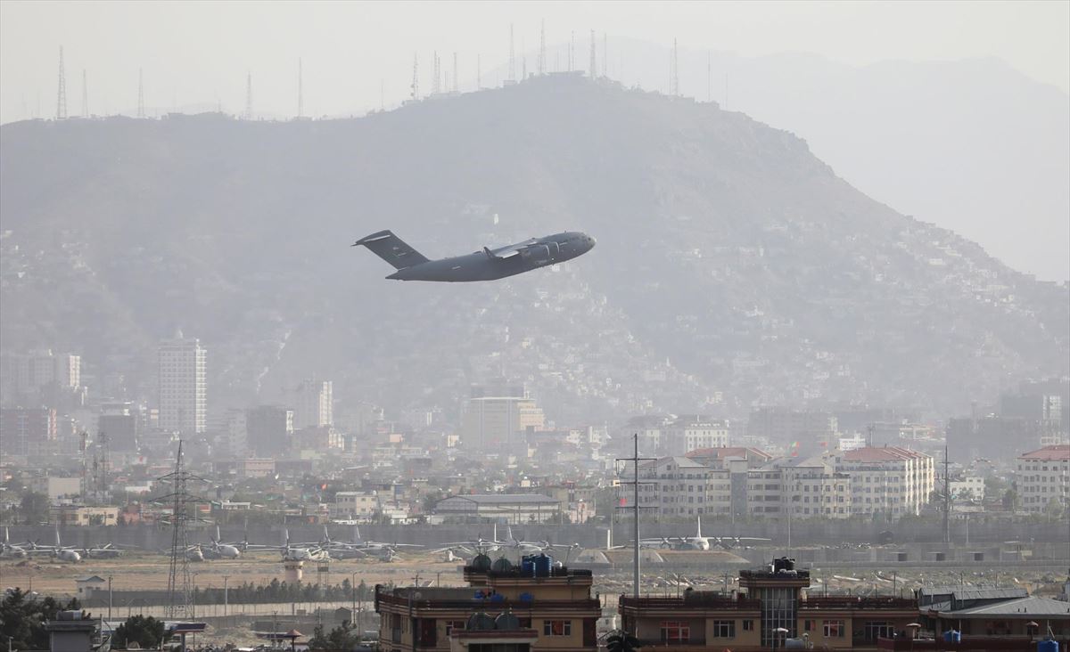 Un avión militar despega en el aeropuerto internacional de Kabul. Foto de archivo: EFE