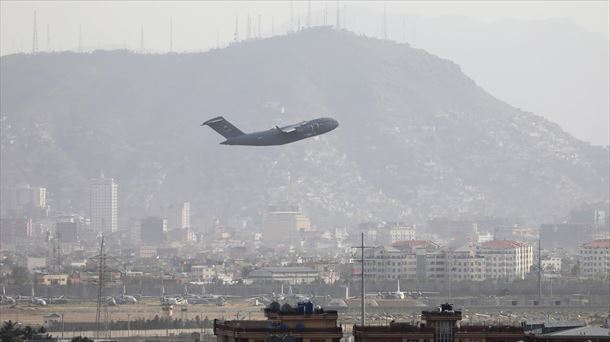 Un avión militar despega en el aeropuerto internacional de Kabul. Foto de archivo: EFE