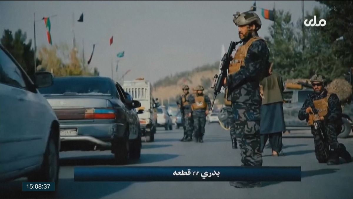 Tropas talibanes contralan la entrada al aeropuerto