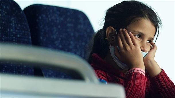 Un niña afgana consigue salir de su país. 