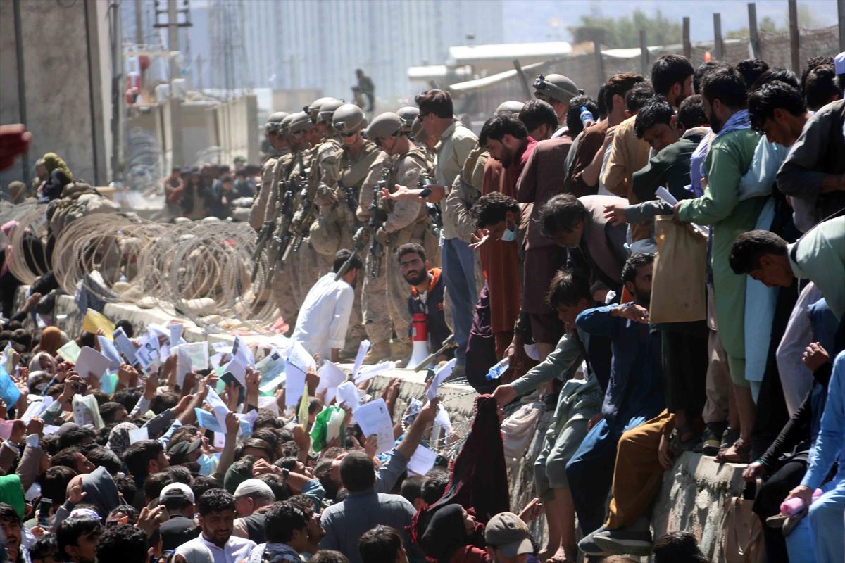 Cientos de afganos tratan de acceder al aerpuerto de Kabul para huir del país. Foto: EFE