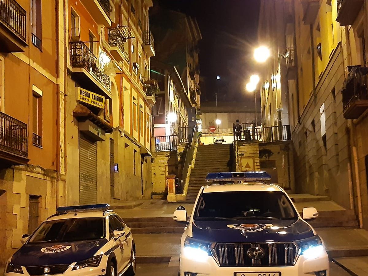 Varias patrullas de la Ertzaintza, en Bilbao. Foto: Ertzaintza