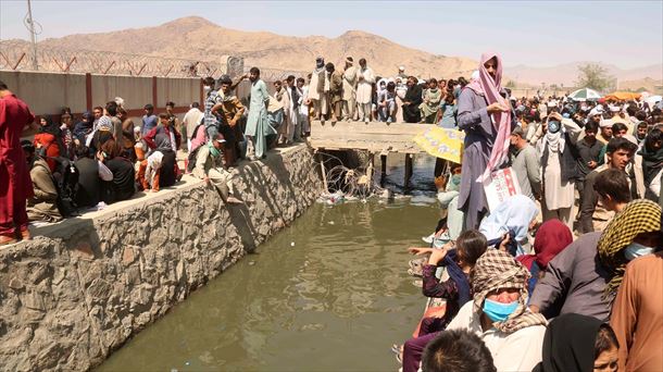 Multitud de personas en Afganistán, intentando acceder al aeropuerto de Kabul. Foto: EFE