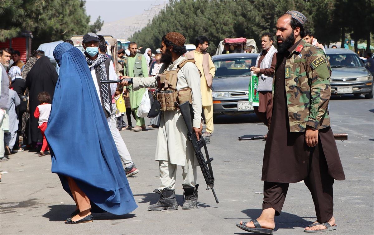 Talibanes en el exterior del aeropuerto de Kabul, esta mañana. Foto: EFE.