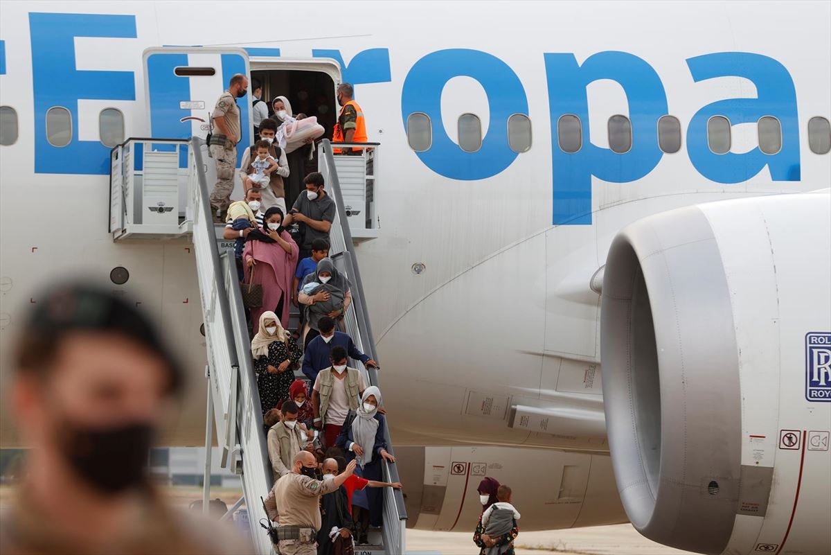 Refugiados afganos aterrizan en la base aérea de Torrejón de Ardoz. Foto: EFE
