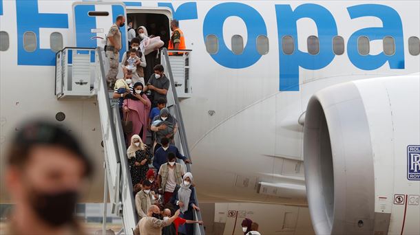 Refugiados afganos aterrizan en la base aérea de Torrejón de Ardoz. Foto: EFE