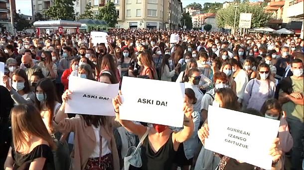 Multitudinaria concentración de repulsa en Plentzia. Foto obtenida de un vídeo de EITB Media