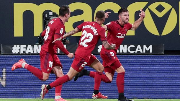 David García culmina con su gol la épica remontada de Osasuna en Cádiz. 