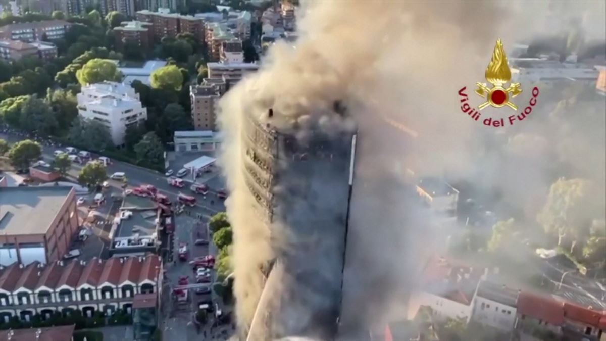 Incendio en el rascacielos situado en la calle Antonini, en la periferia de Milán. Foto: EFE