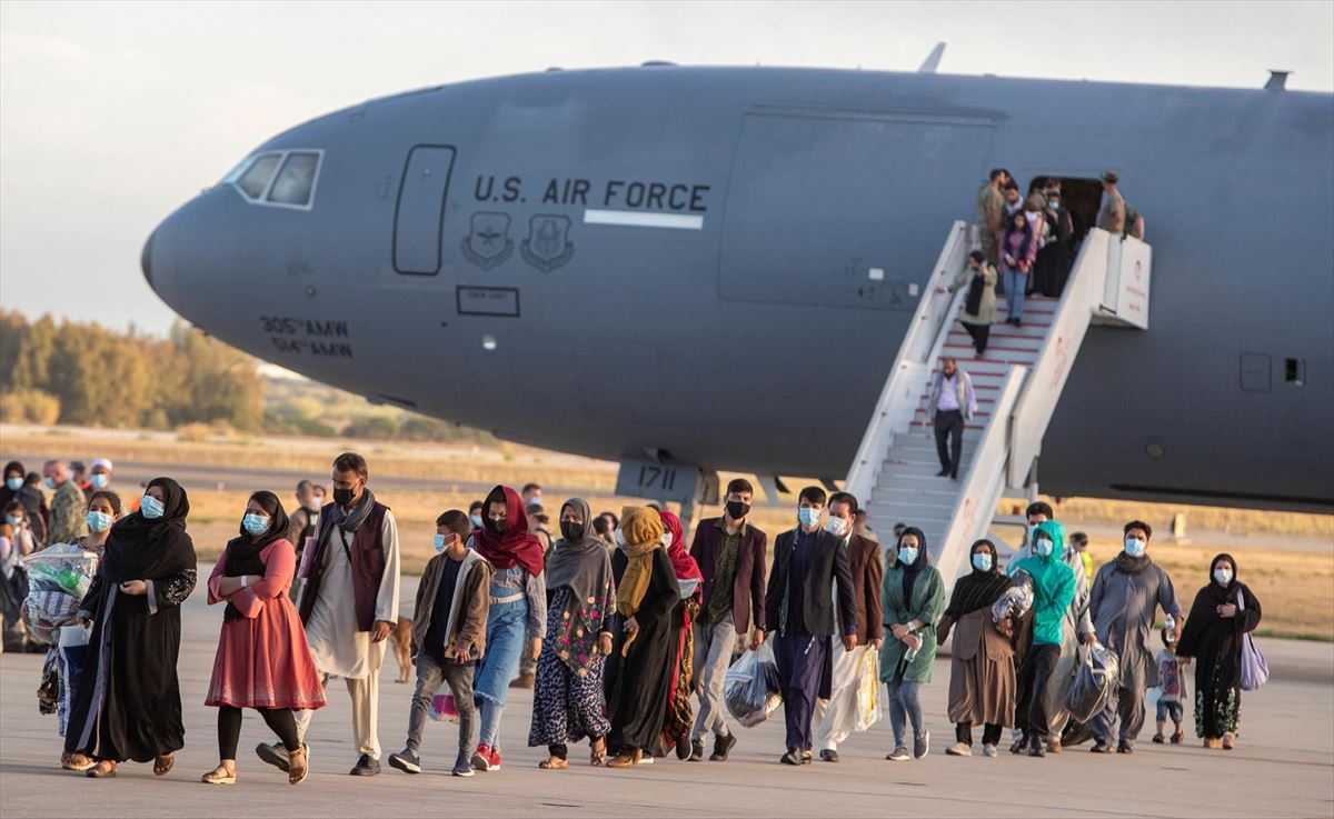 Ciudadanos afganos llegan a la base militar de Rota (Cádiz) procedentes de Kabul. Foto: EFE