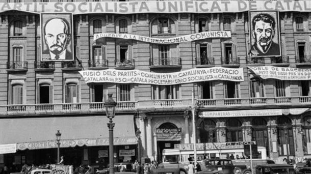 Antigua fachada del Hotel Colón de Barcelona, con imágenes de Stalin y Lenin