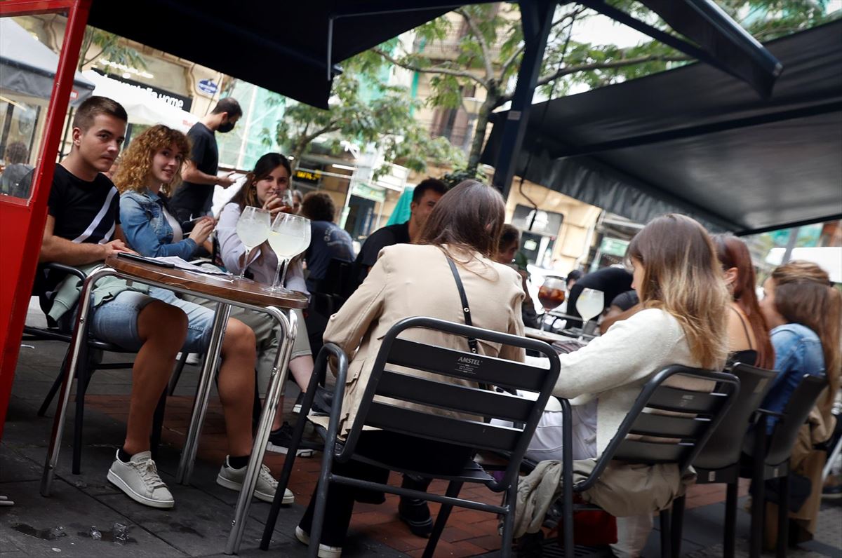 Varios jóvenes sentados en una terraza en Donostia-San Sebastián. Foto: EFE