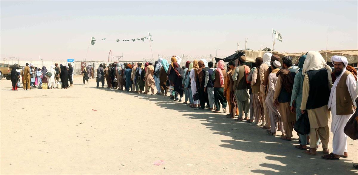 Personas esperan para cruzar la frontera el paso de Chaman. Foto: EFE