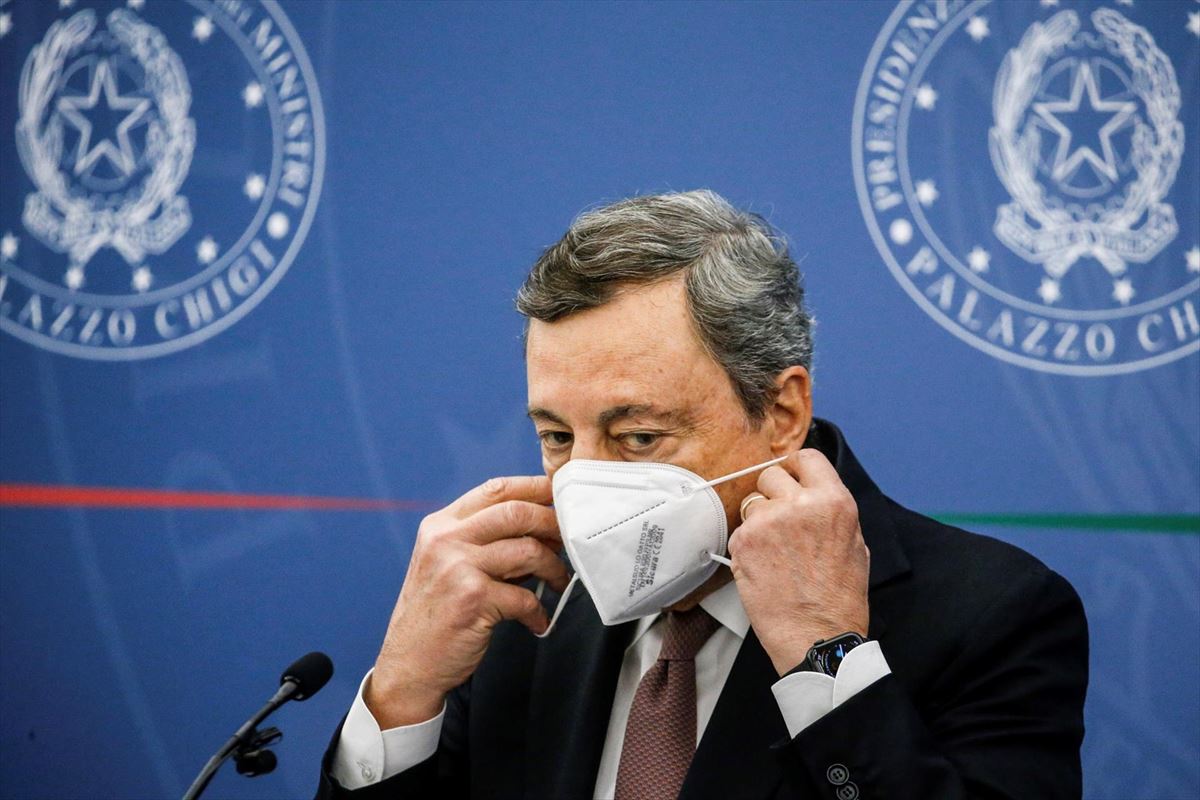 Mario Draghi lehen ministro italiarra musukoa kentzen, agerraldia hasi aurretik. Argazkia: EFE