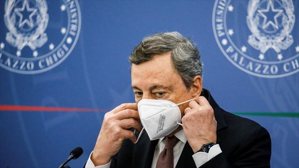 El primer ministro italiano, Mario Draghi, se quita la mascarilla para comparecer ante los medios. 