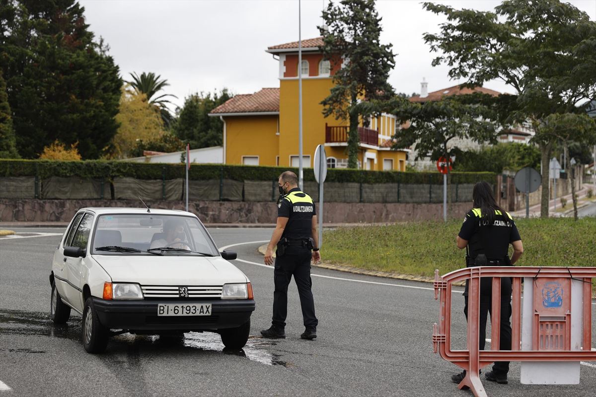 La Policía Municipal de Plentzia ha colocado controles aleatorios en dos de los accesos. Foto: EFE