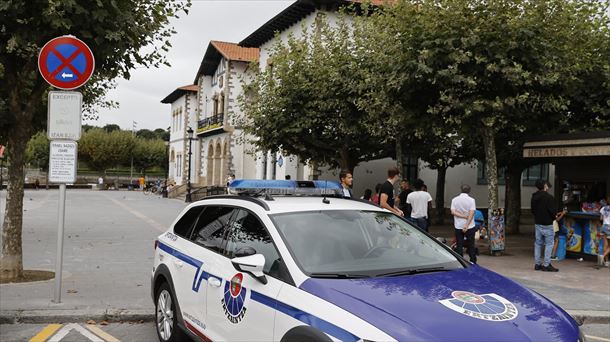 La Ertzaintza ha realizado controles en los accesos del municipio. Foto: EFE