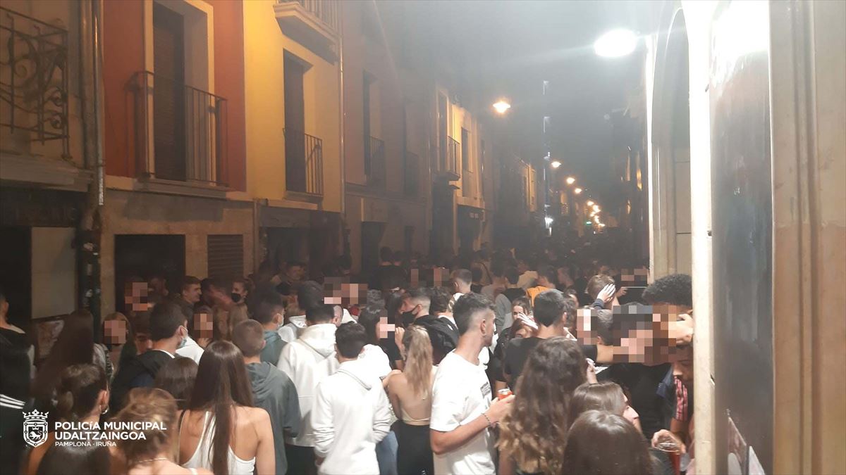 Multitud de gente este jueves en el Casco Viejo de Pamplona. Foto: Policía Municipal de Pamplona
