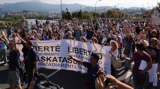 Protesta egin dute Irun eta Hendaia artean, "gizadiarentzat askatasuna" eskatzeko. Argazkia: EFE