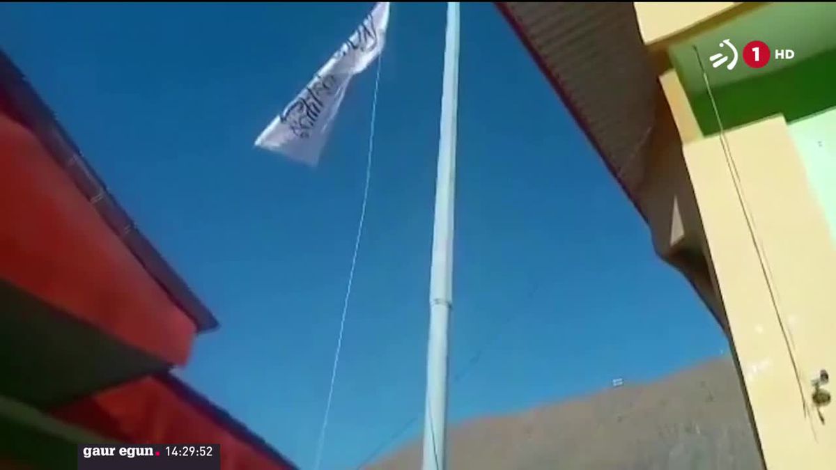 Talibanen bandera zuria Panjshiren. Agentzietako bideo batetik ateratako irudia.