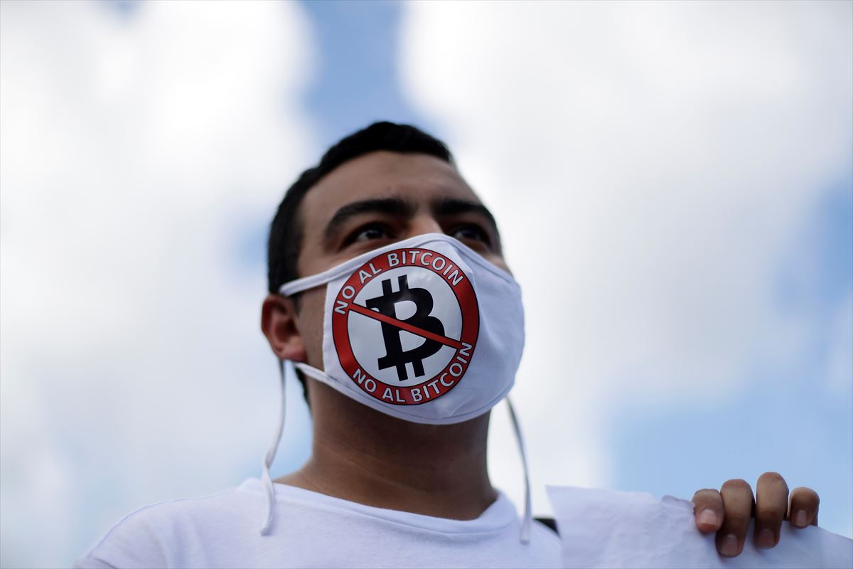 Un hombre participa en una manifestación contra la denominada Ley Bitcoin 
