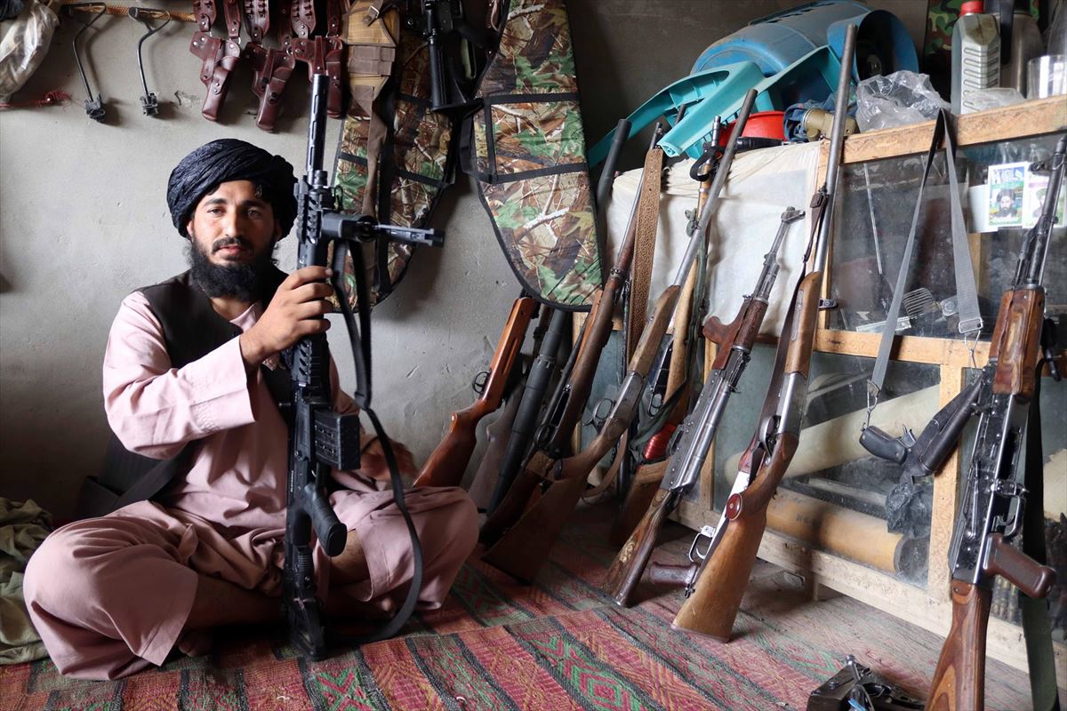 Un afgano vende armas en el distrito de Panjwayee (Kandahar). Foto: EFE