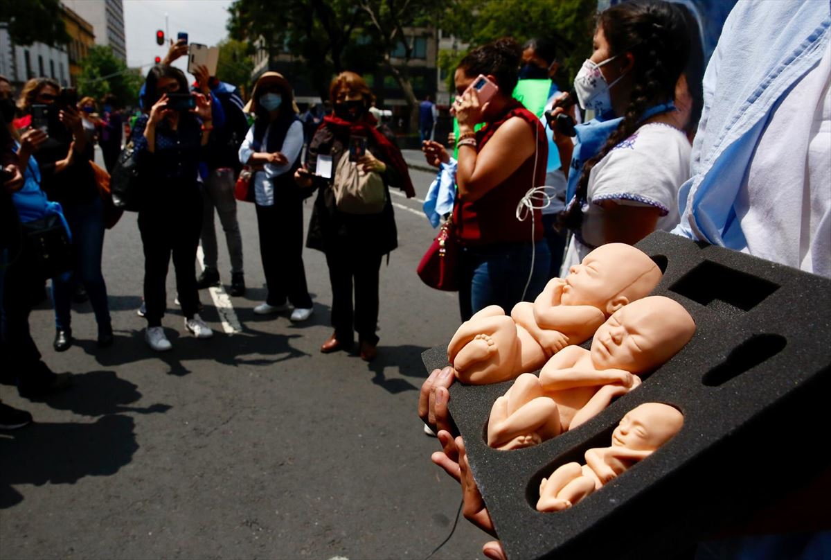 Un grupo de personas en contra del aborto se manifiesta en la Ciudad de México. Foto: EFE